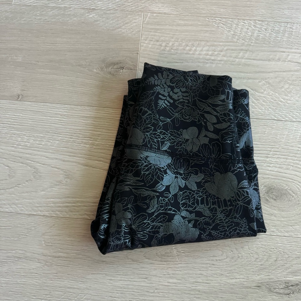 Lululemon Foil Wunder Under Leggings Size 4 NWOT